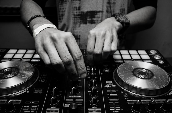 Le guide essentiel pour choisir votre dj de mariage en Bretagne
